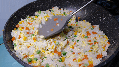 Rang cơm nên cho trứng hay chiên cơm trước? Đầu bếp mách nhỏ 1 bí kíp, hạt cơm mềm và trong veo - Ảnh 12.