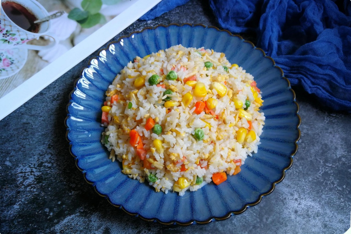 Rang cơm nên cho trứng hay chiên cơm trước? Đầu bếp mách nhỏ 1 bí kíp, hạt cơm mềm và trong veo - Ảnh 14.