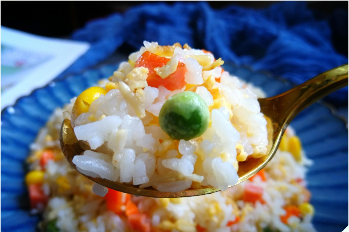 Rang cơm nên cho trứng hay chiên cơm trước? Đầu bếp mách nhỏ 1 bí kíp, hạt cơm mềm và trong veo - Ảnh 15.