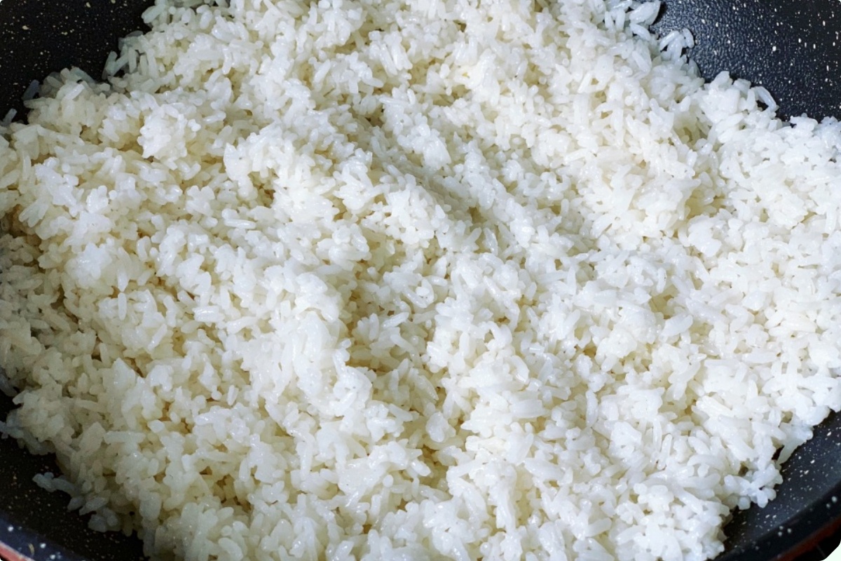 Rang cơm nên cho trứng hay chiên cơm trước? Đầu bếp mách nhỏ 1 bí kíp, hạt cơm mềm và trong veo - Ảnh 16.