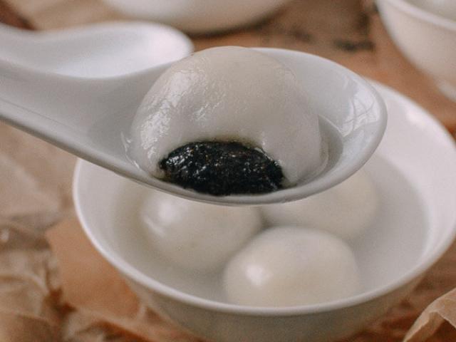 Tự làm bánh trôi nước nhân mè đen dẻo thơm cực đơn giản