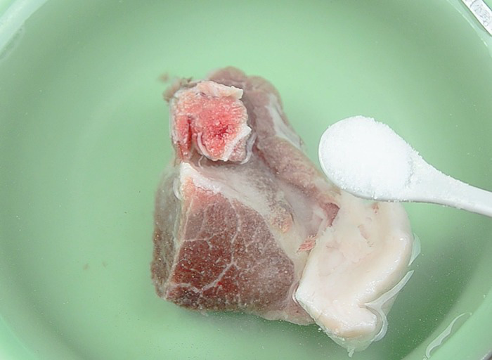 Rã đông chỉ cần 2 loại gia vị này, đảm bảo thịt mềm mại, tươi ngon trong 5 phút - Ảnh 1. Rã đông chỉ cần 2 loại gia vị này, đảm bảo thịt mềm mại, tươi ngon trong 5 phút - Ảnh 1.