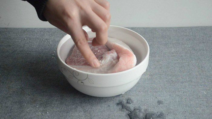 Rã đông chỉ cần 2 loại gia vị này, đảm bảo thịt mềm mại, tươi ngon trong 5 phút - Ảnh 2. Rã đông chỉ cần 2 loại gia vị này, đảm bảo thịt mềm mại, tươi ngon trong 5 phút - Ảnh 2.
