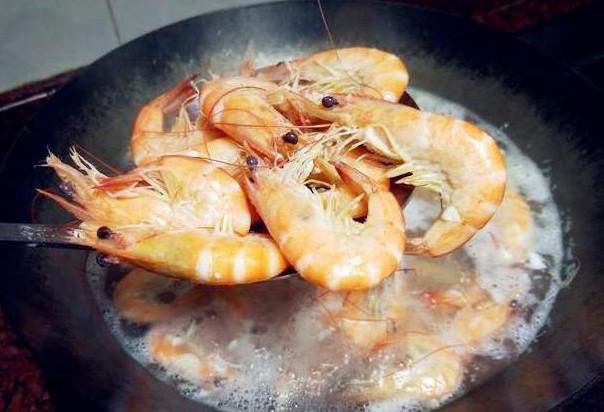Muốn tôm luộc ngon ngọt, không tanh nhất định phải cho 2 gia vị này - Ảnh 2.