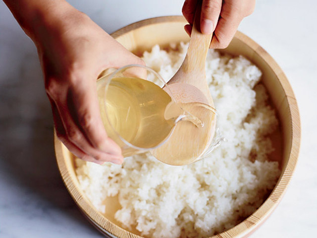 Để làm món sushi dẻo thơm, đậm đà, người Nhật đã cho gia vị này khi nấu cơm - Ảnh 3. Để làm món sushi dẻo thơm, đậm đà, người Nhật đã cho gia vị này khi nấu cơm - Ảnh 3.