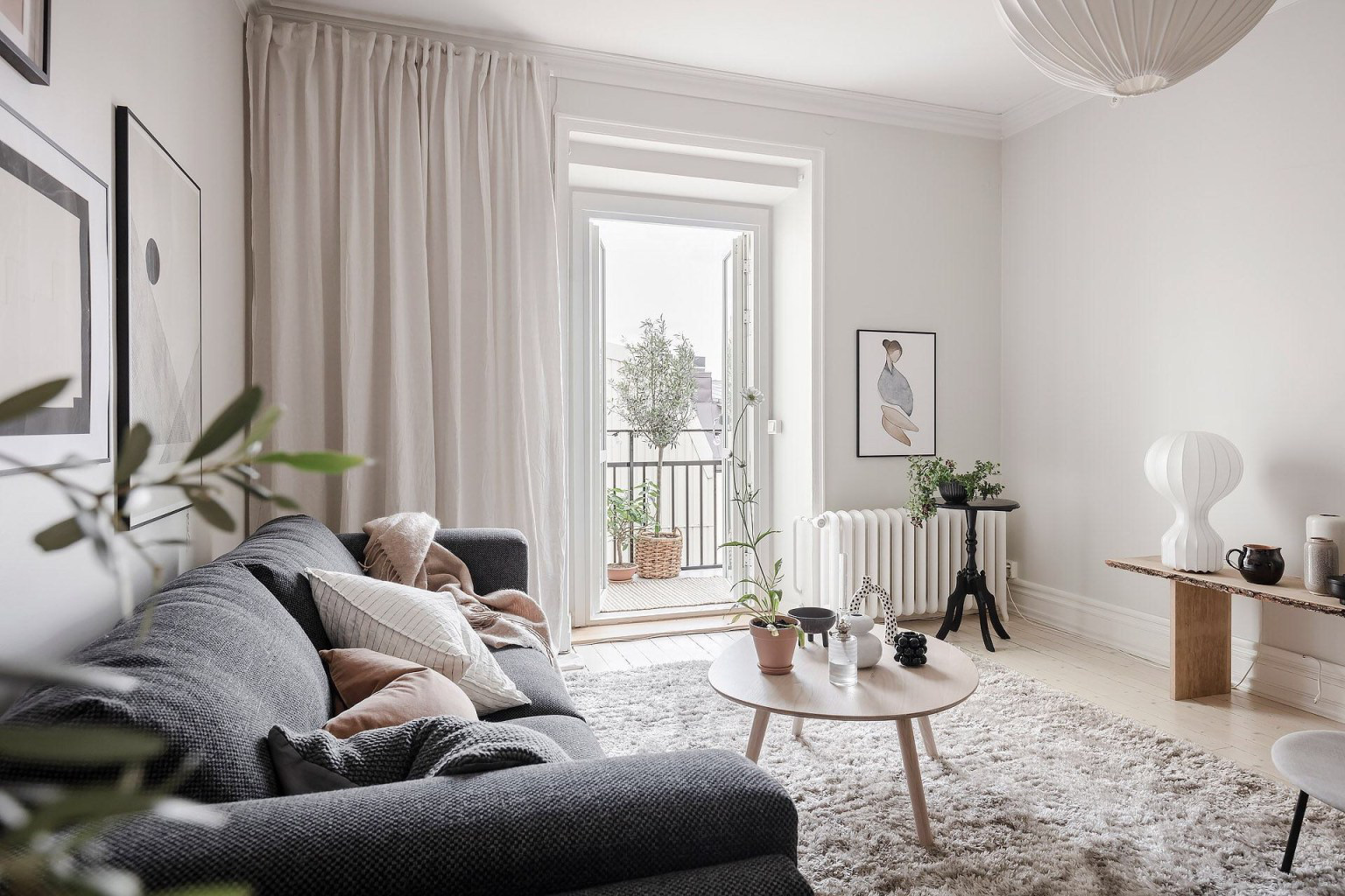 Căn hộ 50m² rộng thênh thang nhờ sử dụng những gam màu nhẹ nhàng như mây trôi - Ảnh 2. Căn hộ 50m² rộng thênh thang nhờ sử dụng những gam màu nhẹ nhàng như mây trôi - Ảnh 2.
