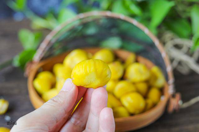 Bày cách bóc hạt dẻ nhanh gọn, không đau tay, mang hầm xương, đồ xôi ngon tuyệt  - Ảnh 1.