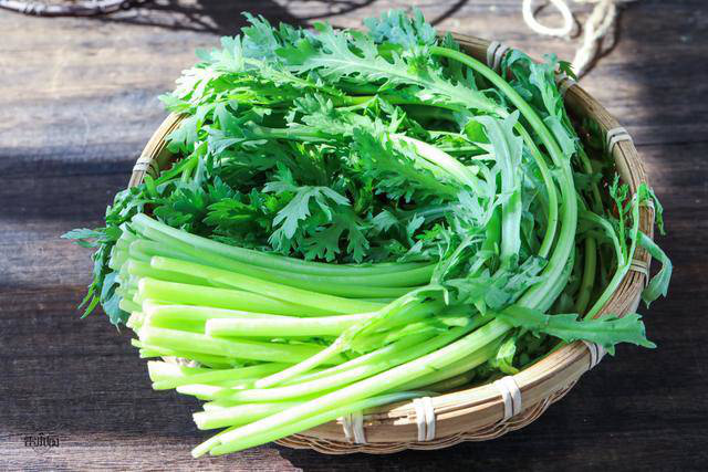 Có thể bạn chưa biết, rau cải cúc xảo tỏi ăn cực ngon! - Ảnh 1.