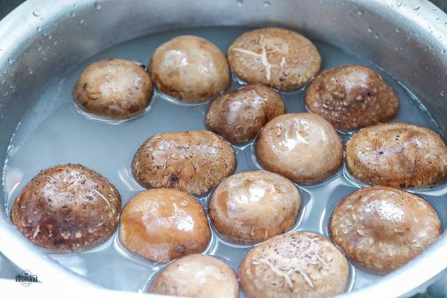 Đừng chỉ rửa với nước, hãy cho thêm thứ này vào để nấm hương tươi sạch 100% bụi bẩn - Ảnh 2. Đừng chỉ rửa với nước, hãy cho thêm thứ này vào để nấm hương tươi sạch 100% bụi bẩn - Ảnh 2.