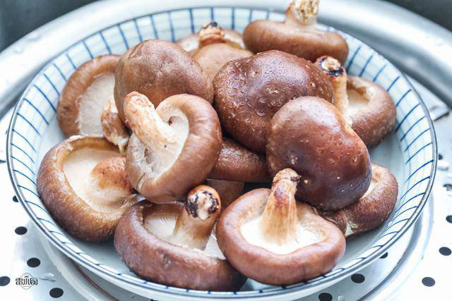 Đừng chỉ rửa với nước, hãy cho thêm thứ này vào để nấm hương tươi sạch 100% bụi bẩn - Ảnh 5. Đừng chỉ rửa với nước, hãy cho thêm thứ này vào để nấm hương tươi sạch 100% bụi bẩn - Ảnh 5.