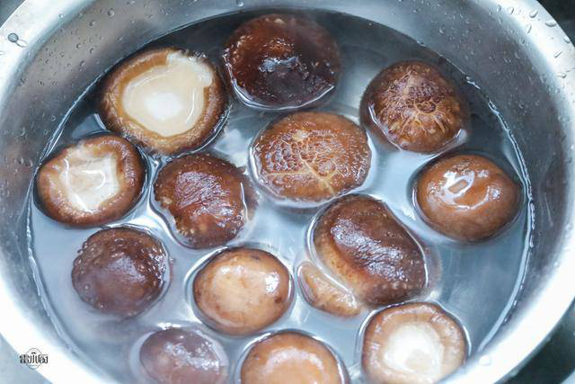 Đừng chỉ rửa với nước, hãy cho thêm thứ này vào để nấm hương tươi sạch 100% bụi bẩn - Ảnh 6. Đừng chỉ rửa với nước, hãy cho thêm thứ này vào để nấm hương tươi sạch 100% bụi bẩn - Ảnh 6.
