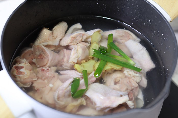 Khi kho thịt gà công nghiệp, cần thêm bước này để gà luôn thơm ngon, không tanh - Ảnh 3. Khi kho thịt gà công nghiệp, cần thêm bước này để gà luôn thơm ngon, không tanh - Ảnh 3.