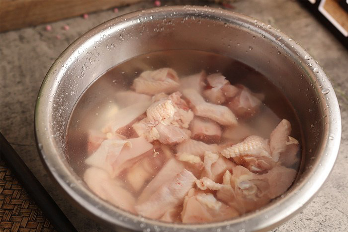 Khi kho thịt gà công nghiệp, cần thêm bước này để gà luôn thơm ngon, không tanh - Ảnh 2. Khi kho thịt gà công nghiệp, cần thêm bước này để gà luôn thơm ngon, không tanh - Ảnh 2.