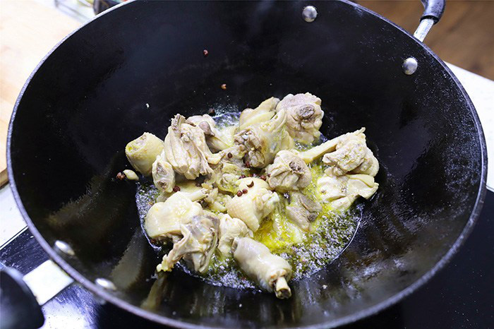 Khi kho thịt gà công nghiệp, cần thêm bước này để gà luôn thơm ngon, không tanh - Ảnh 4. Khi kho thịt gà công nghiệp, cần thêm bước này để gà luôn thơm ngon, không tanh - Ảnh 4.