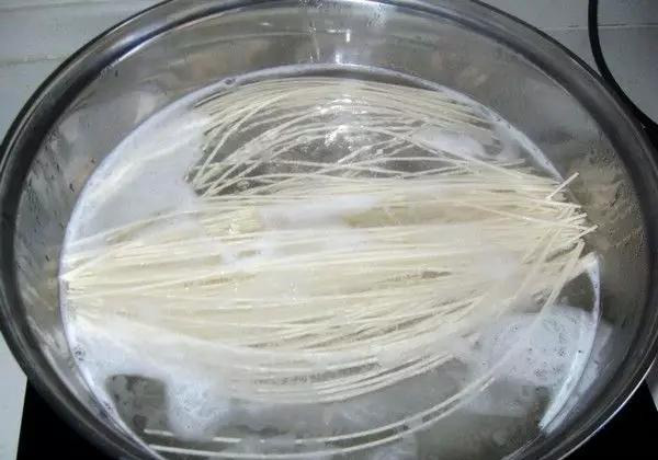 Đầu bếp hướng dẫn cách chần mì đúng cách, vừa ngon lại vừa không dính bết - Ảnh 1.