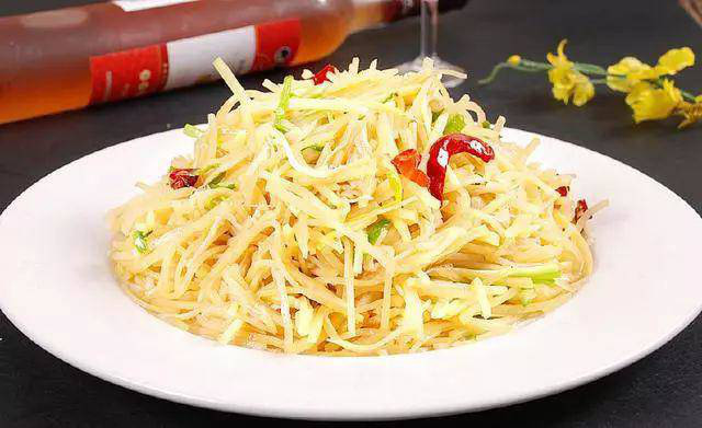 Bước quan trọng không nên bỏ qua để xào khoai tây không dính bết, thơm ngon  - Ảnh 3.