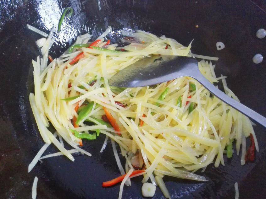 Bước quan trọng không nên bỏ qua để xào khoai tây không dính bết, thơm ngon  - Ảnh 2.