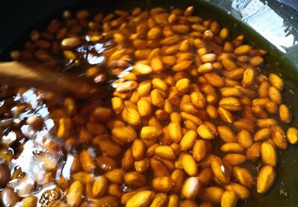Lạc rang muối tưởng đơn giản, nhưng để giòn thơm phải nắm 3 bí quyết này - Ảnh 4. Lạc rang muối tưởng đơn giản, nhưng để giòn thơm phải nắm 3 bí quyết này - Ảnh 4.
