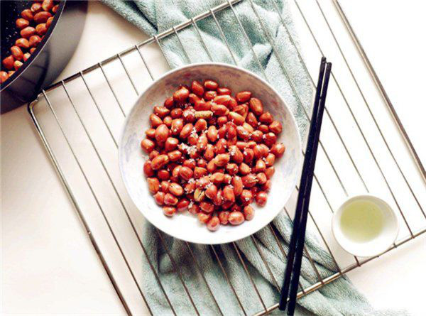 Lạc rang muối tưởng đơn giản, nhưng để giòn thơm phải nắm 3 bí quyết này - Ảnh 6. Lạc rang muối tưởng đơn giản, nhưng để giòn thơm phải nắm 3 bí quyết này - Ảnh 6.