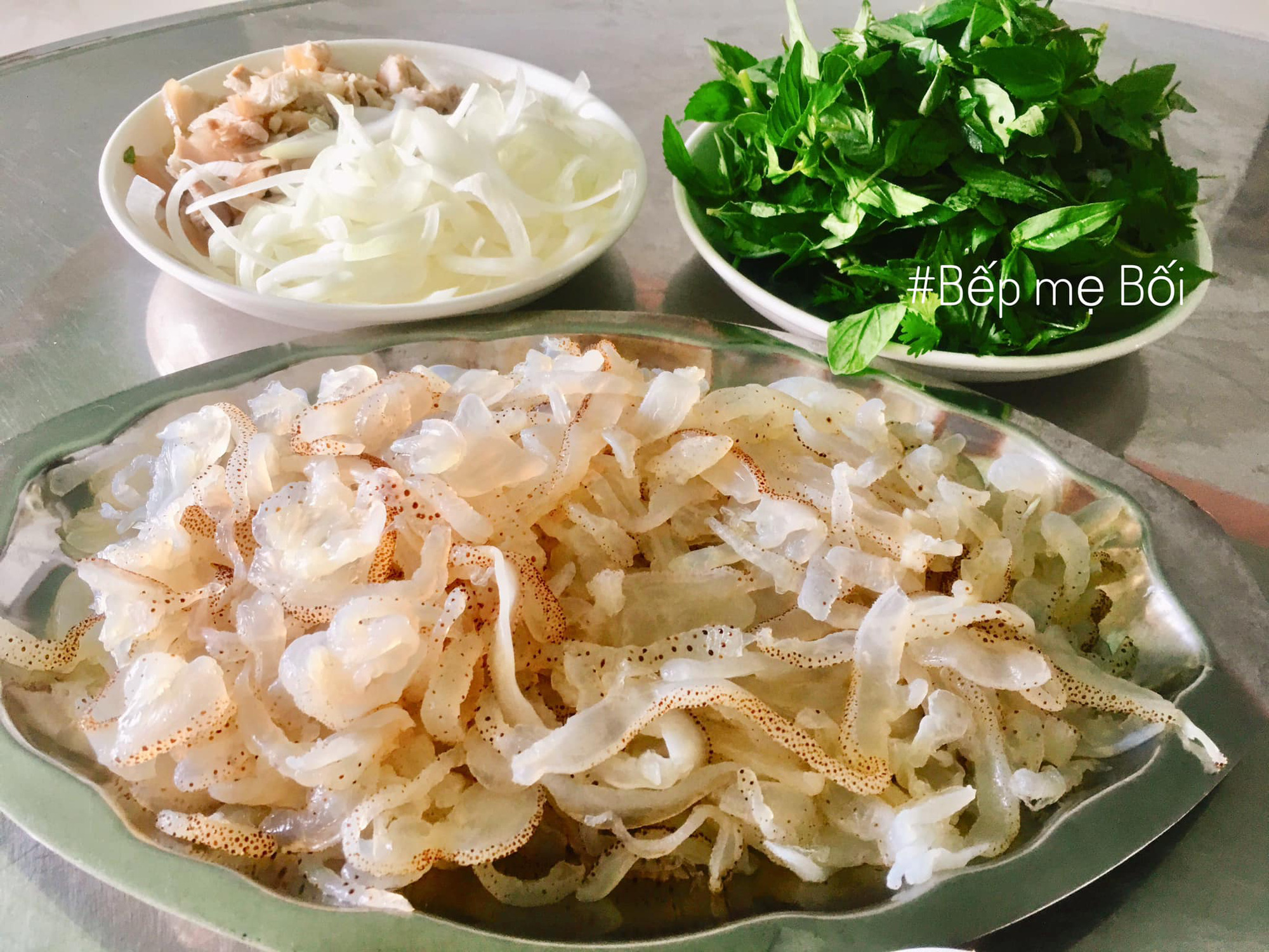 Gỏi sứa giải nhiệt cho ngày nắng nóng - Ảnh 1. Gỏi sứa giải nhiệt cho ngày nắng nóng - Ảnh 1.