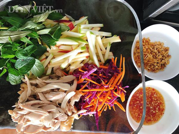 Gỏi gà trộn táo giải nhiệt cho ngày hè nóng bức - Ảnh 1.