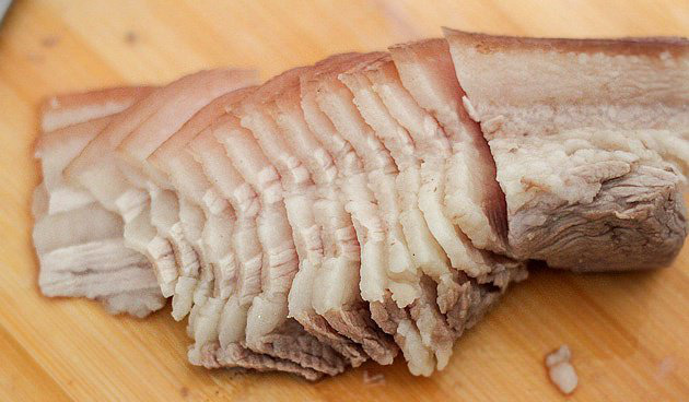 Mẹo luộc thịt gì cũng hết mùi tanh, hôi, màu sắc bắt mắt, ngon bá cháy - Ảnh 1.
