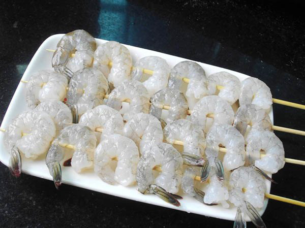 Mẹo nướng tôm ngon tuyệt đỉnh, lại không phải dính tay bóc vỏ - Ảnh 3. Mẹo nướng tôm ngon tuyệt đỉnh, lại không phải dính tay bóc vỏ - Ảnh 3.