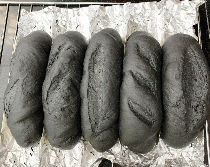 Mách bạn cách làm bánh mì bóng đêm lạ mắt, ngon miệng đang được nhiều bà nội trợ săn lùng - Ảnh 9. Mách bạn cách làm bánh mì bóng đêm lạ mắt, ngon miệng đang được nhiều bà nội trợ săn lùng - Ảnh 9.