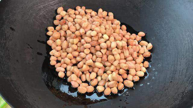 Muốn lạc rang muối giòn tan, thơm phức, chỉ cần vài giọt này - Ảnh 3. Muốn lạc rang muối giòn tan, thơm phức, chỉ cần vài giọt này - Ảnh 3.