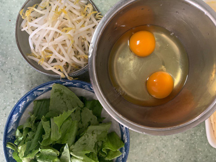 Mì xào trứng "10 phút" cho bữa sáng ngon lành, bổ dưỡng - Ảnh 1.