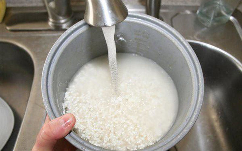 Mẹo nấu cơm trắng muốt, dẻo thơm, chỉ cho nước thôi chưa đủ - Ảnh 1.