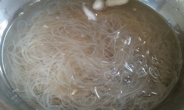 Miến xào kiểu này vừa dai, vừa mềm, lại không dính nhau - Ảnh 2. Miến xào kiểu này vừa dai, vừa mềm, lại không dính nhau - Ảnh 2.