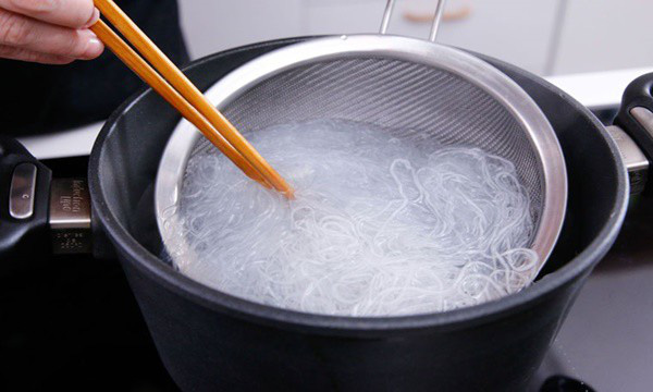 Miến xào kiểu này vừa dai, vừa mềm, lại không dính nhau - Ảnh 3. Miến xào kiểu này vừa dai, vừa mềm, lại không dính nhau - Ảnh 3.