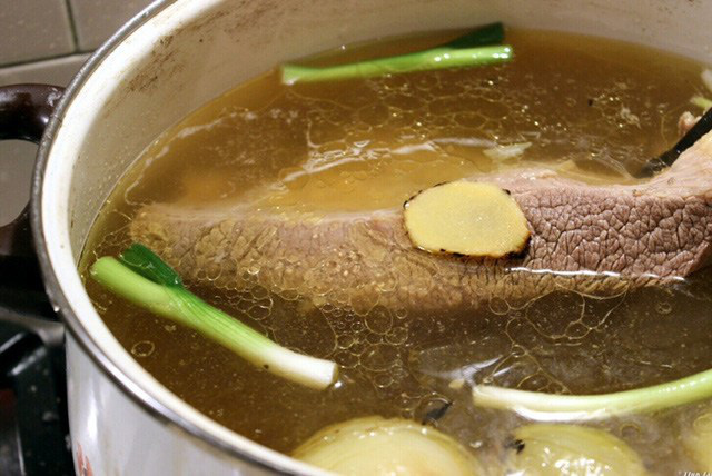 4 bí kíp chinh phục nồi nước dùng cho món phở thơm ngon, chuẩn vị - Ảnh 11. 4 bí kíp chinh phục nồi nước dùng cho món phở thơm ngon, chuẩn vị - Ảnh 11.