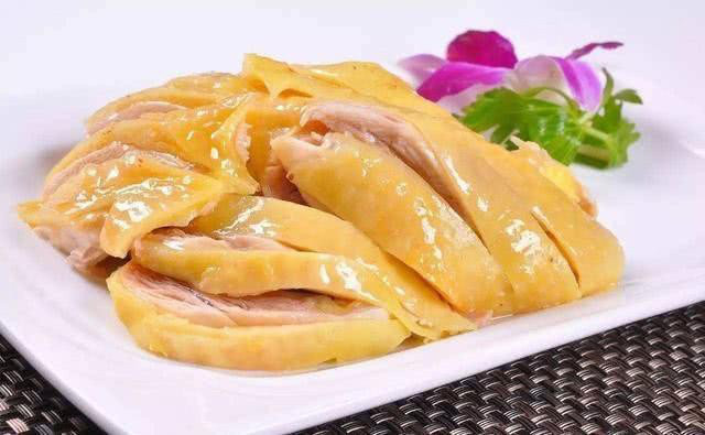Thêm một bước đơn giản này, món gà luộc của bạn sẽ có da vàng đẹp, giòn sần sật - Ảnh 2.