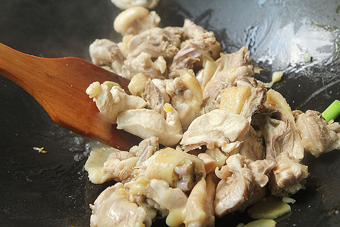 "Phù phép" món gà om cực ngon với "gia vị" đặc biệt cay cay, đăng đắng thơm nồng - Ảnh 3.