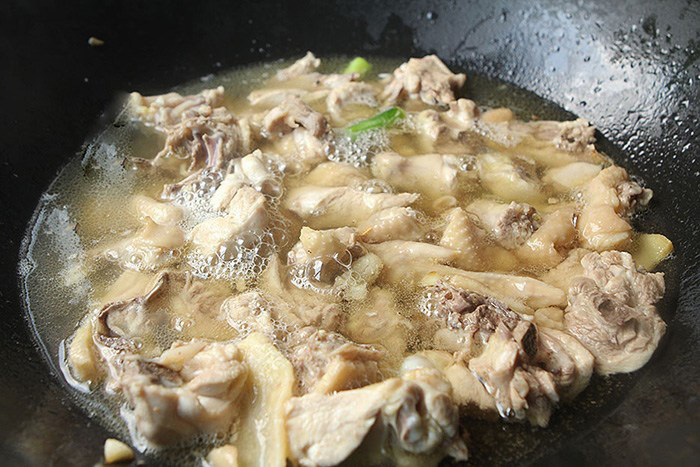 "Phù phép" món gà om cực ngon với "gia vị" đặc biệt cay cay, đăng đắng thơm nồng - Ảnh 4.