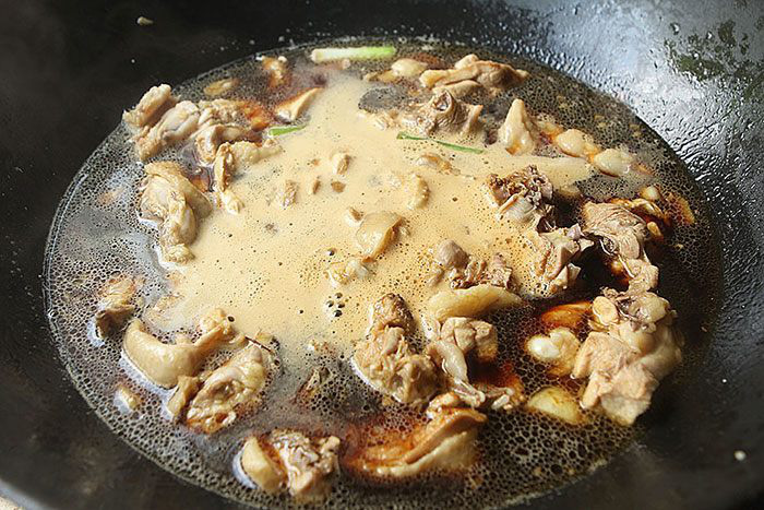 "Phù phép" món gà om cực ngon với "gia vị" đặc biệt cay cay, đăng đắng thơm nồng - Ảnh 5.