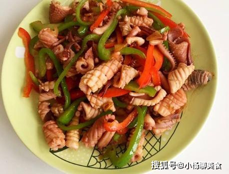 Khi xào mực, sai cách xào mực trực tiếp, bạn hãy ghi nhớ mẹo nhỏ để mực chín mềm và không bị tanh.  - Ảnh 1.