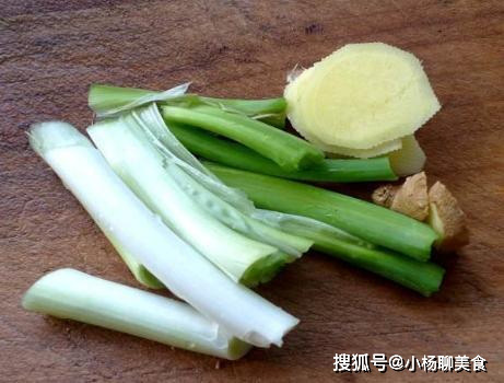 Khi xào mực, sai cách xào mực trực tiếp, bạn hãy ghi nhớ mẹo nhỏ để mực chín mềm và không bị tanh.  - Ảnh 3.