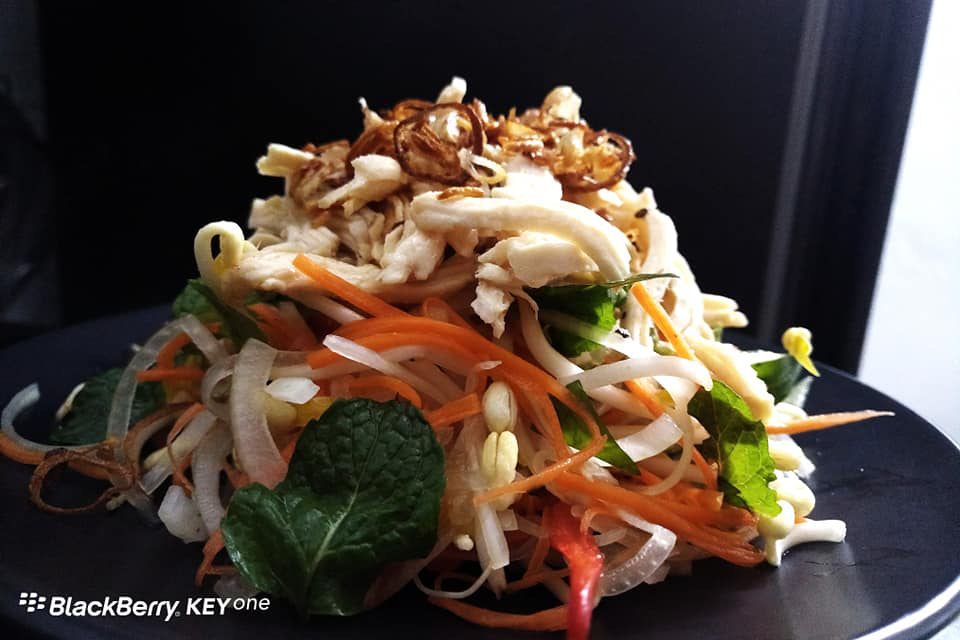 Bí quyết làm món salad ức gà dầu hành thơm ngon đẹp mắt thích hợp cho người đang giảm cân - Ảnh 5.