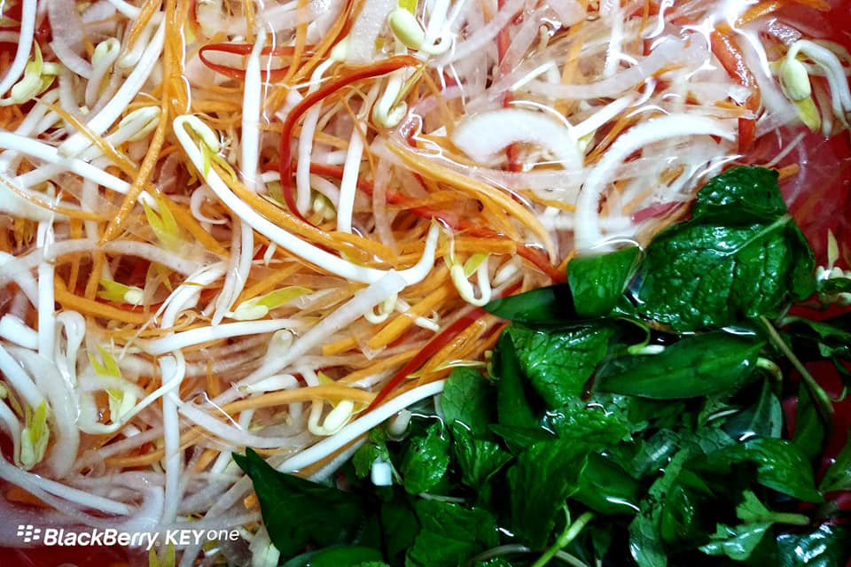 Bí quyết làm món salad ức gà dầu hành thơm ngon đẹp mắt thích hợp cho người đang giảm cân - Ảnh 3.