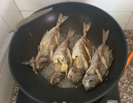 Hai gia vị đặc biệt giúp món cá rán không bị dính, rách da, thơm ngon hơn - Ảnh 4. Hai gia vị đặc biệt giúp món cá rán không bị dính, rách da, thơm ngon hơn - Ảnh 4.