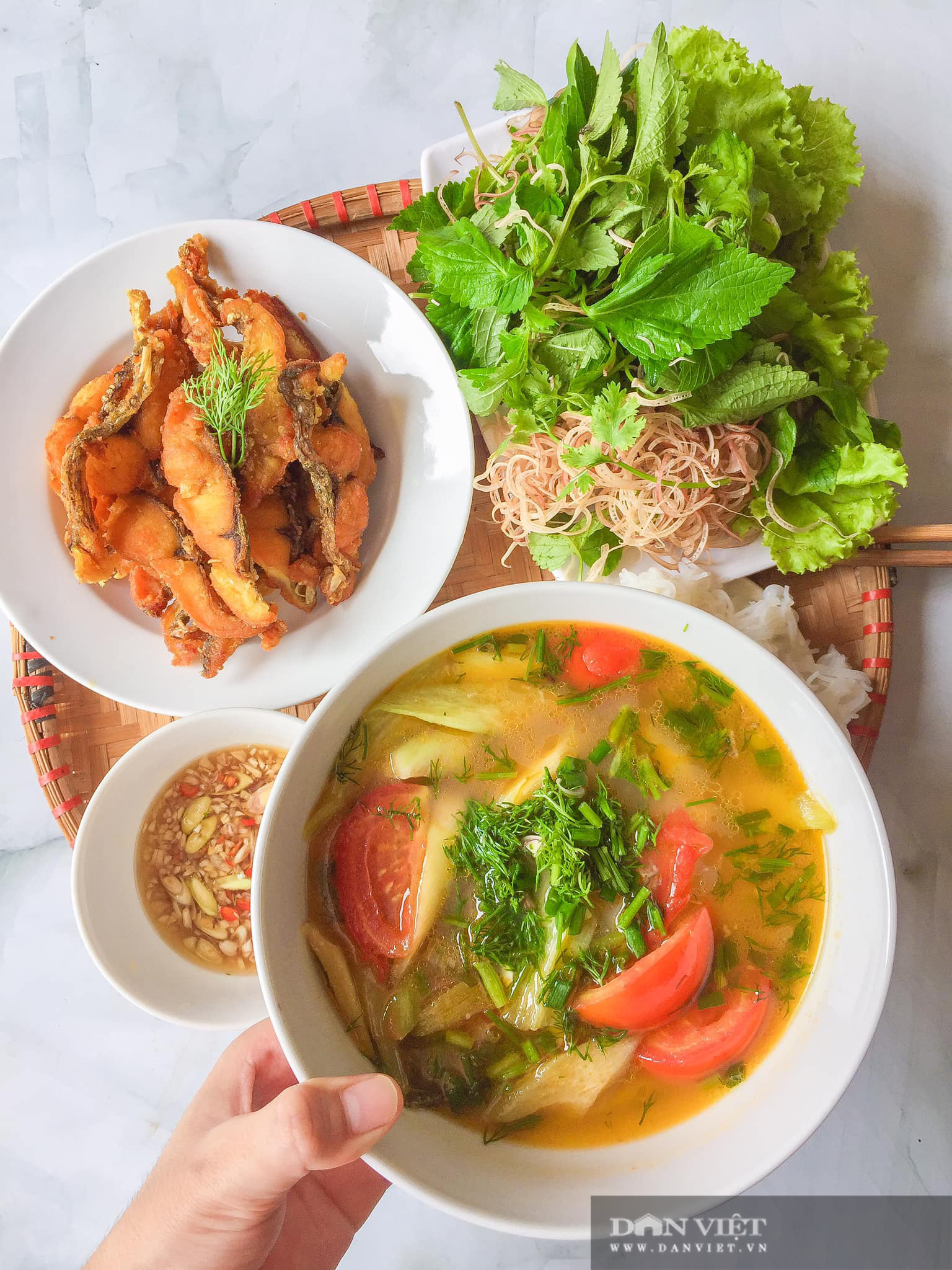 Cuối tuần mưa lạnh đổi món cho cả nhà với bún cá chấm - Ảnh 3.
