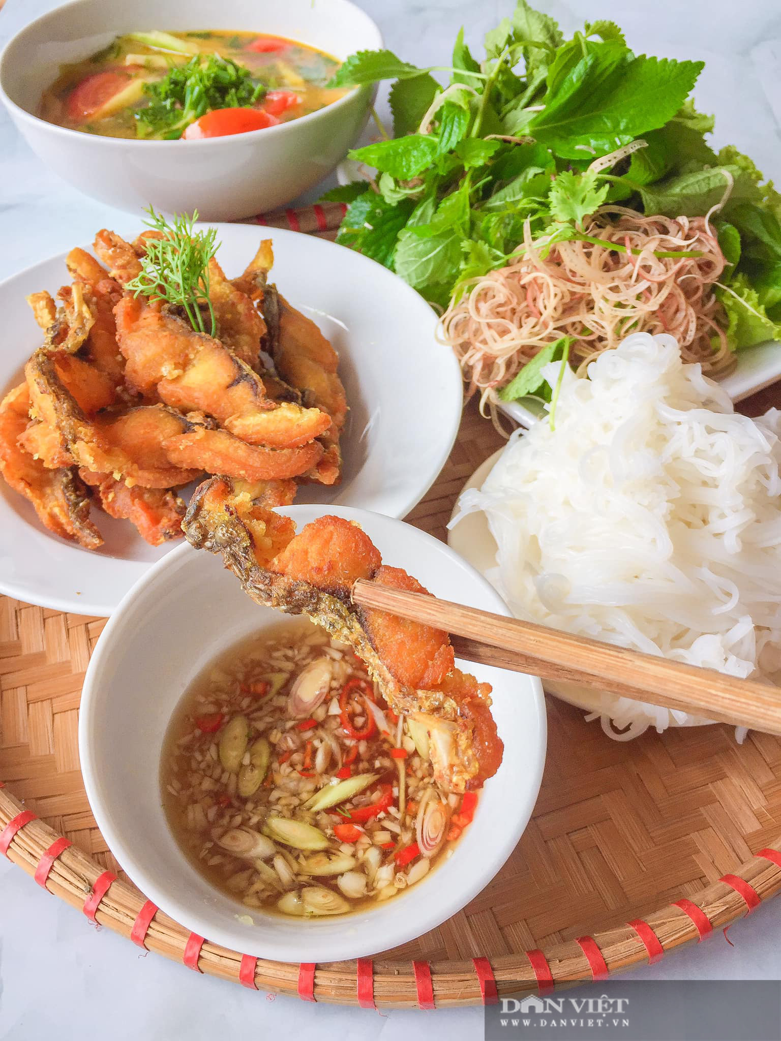 Cuối tuần mưa lạnh đổi món cho cả nhà với bún cá chấm - Ảnh 4.