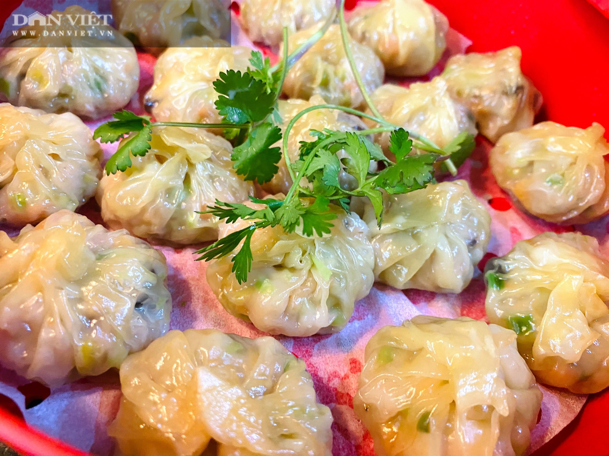 Dim Sum tôm thịt và món há cảo với nước dùng không cần ninh xương tại nhà - Ảnh 7. Dim Sum tôm thịt và món há cảo với nước dùng không cần ninh xương tại nhà - Ảnh 7.