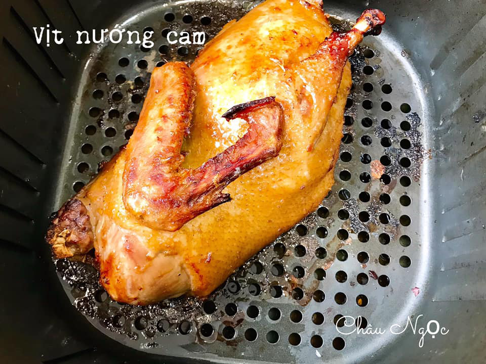 Tuyệt chiêu làm món vịt nướng cam bằng nồi chiên không dầu da giòn, ngọt thịt - Ảnh 1. Tuyệt chiêu làm món vịt nướng cam bằng nồi chiên không dầu da giòn, ngọt thịt - Ảnh 1.