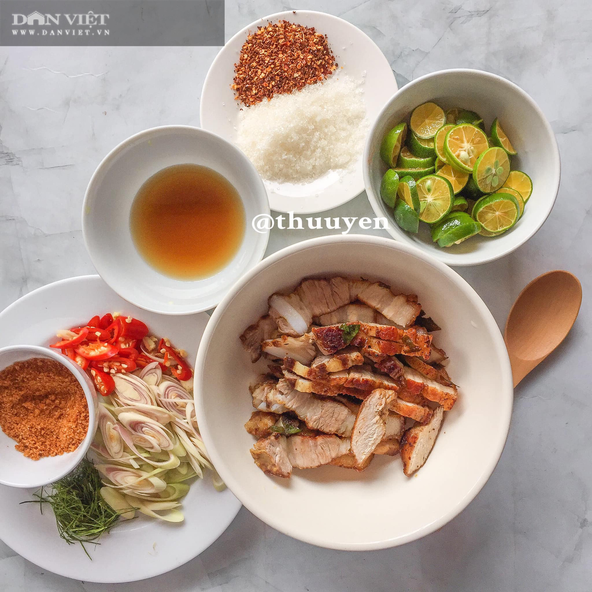 Bùng nổ hương vị với thịt heo quay lắc sả tắc - Ảnh 3. Bùng nổ hương vị với thịt heo quay lắc sả tắc - Ảnh 3.