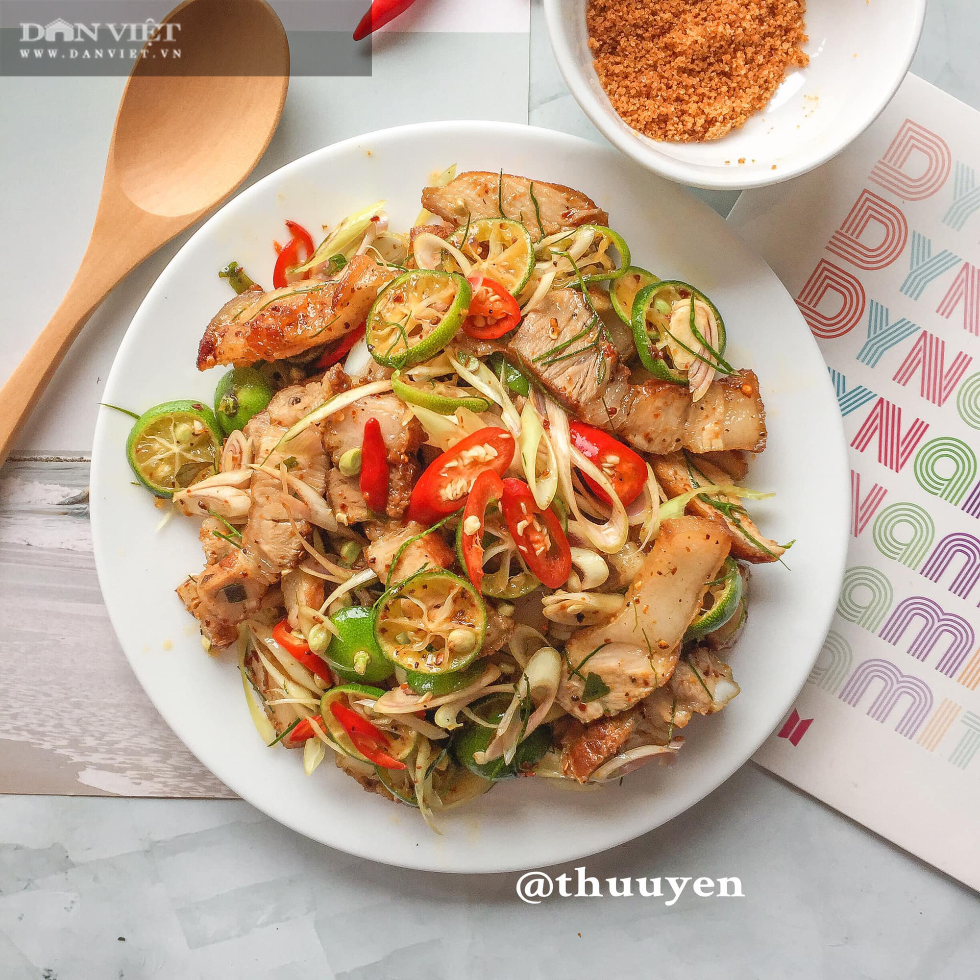 Bùng nổ hương vị với thịt heo quay lắc sả tắc - Ảnh 7. Bùng nổ hương vị với thịt heo quay lắc sả tắc - Ảnh 7.