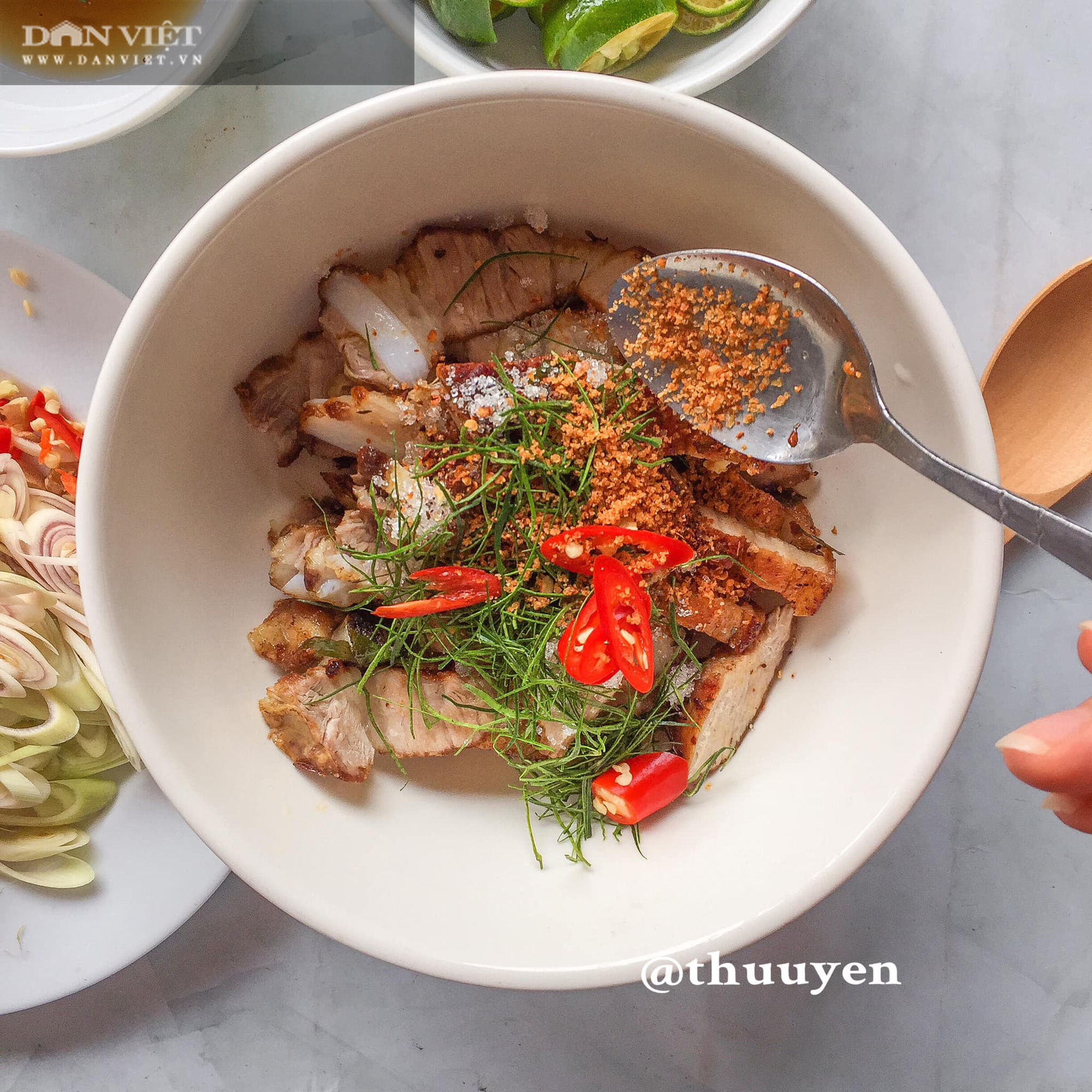 Bùng nổ hương vị với thịt heo quay lắc sả tắc - Ảnh 5. Bùng nổ hương vị với thịt heo quay lắc sả tắc - Ảnh 5.